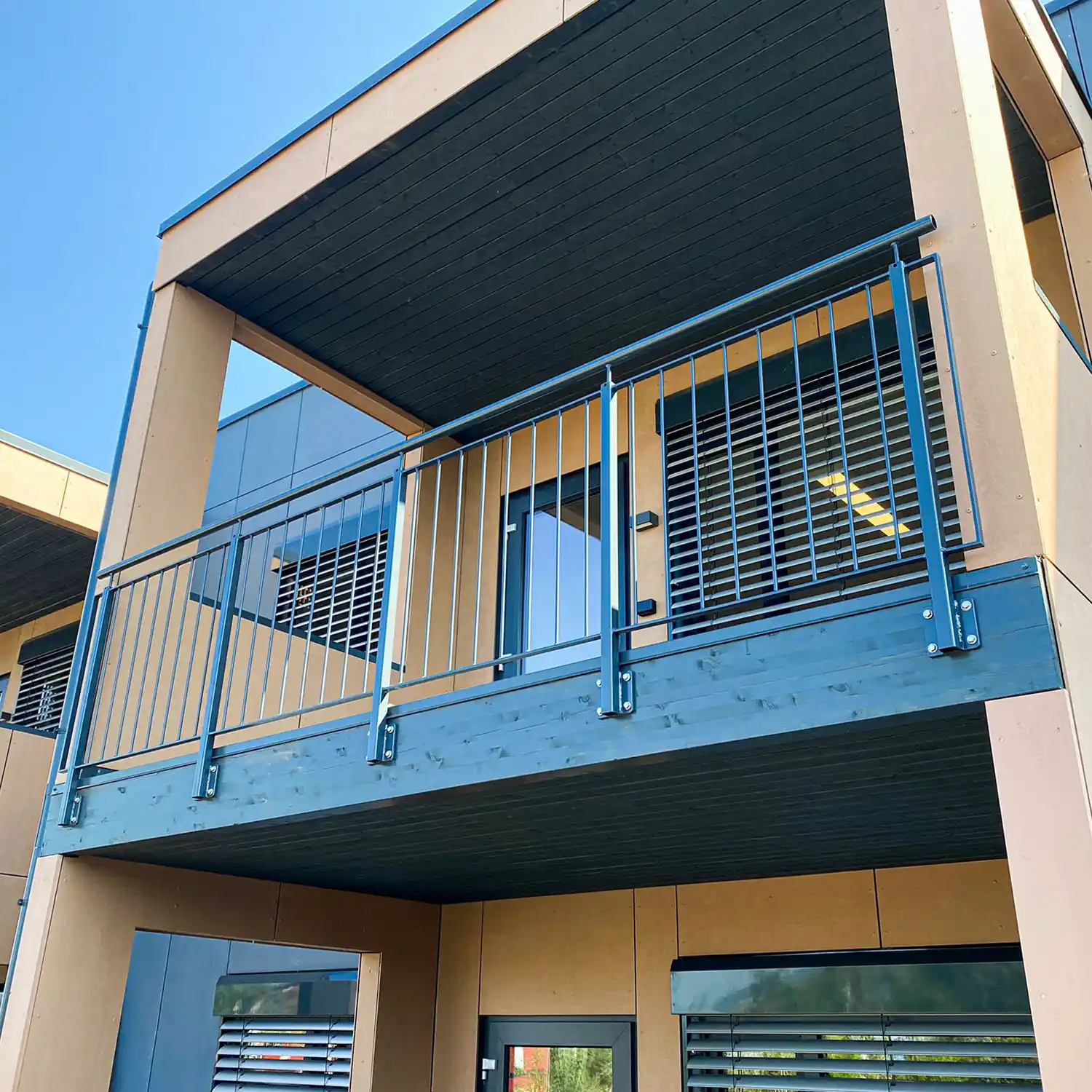 Lakkert spilerekkverk på balkong.