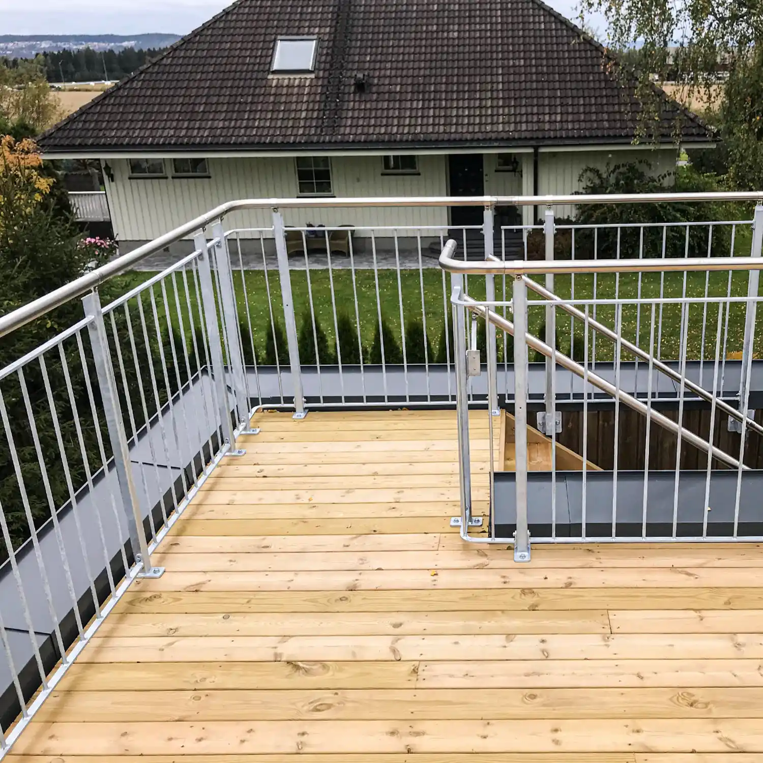 Terasserekkverk med vertikale spiler.