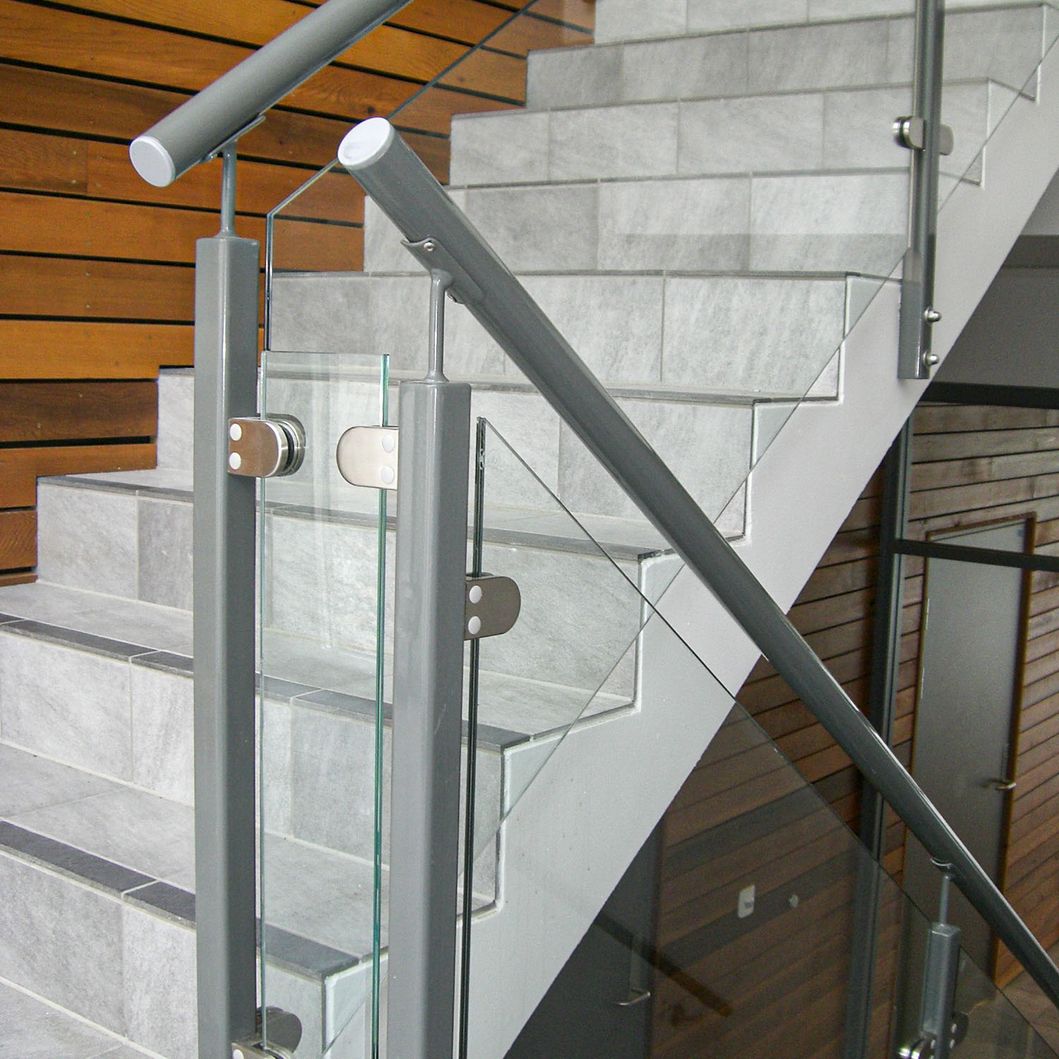 Glassrekkverk i trapp med håndløper.