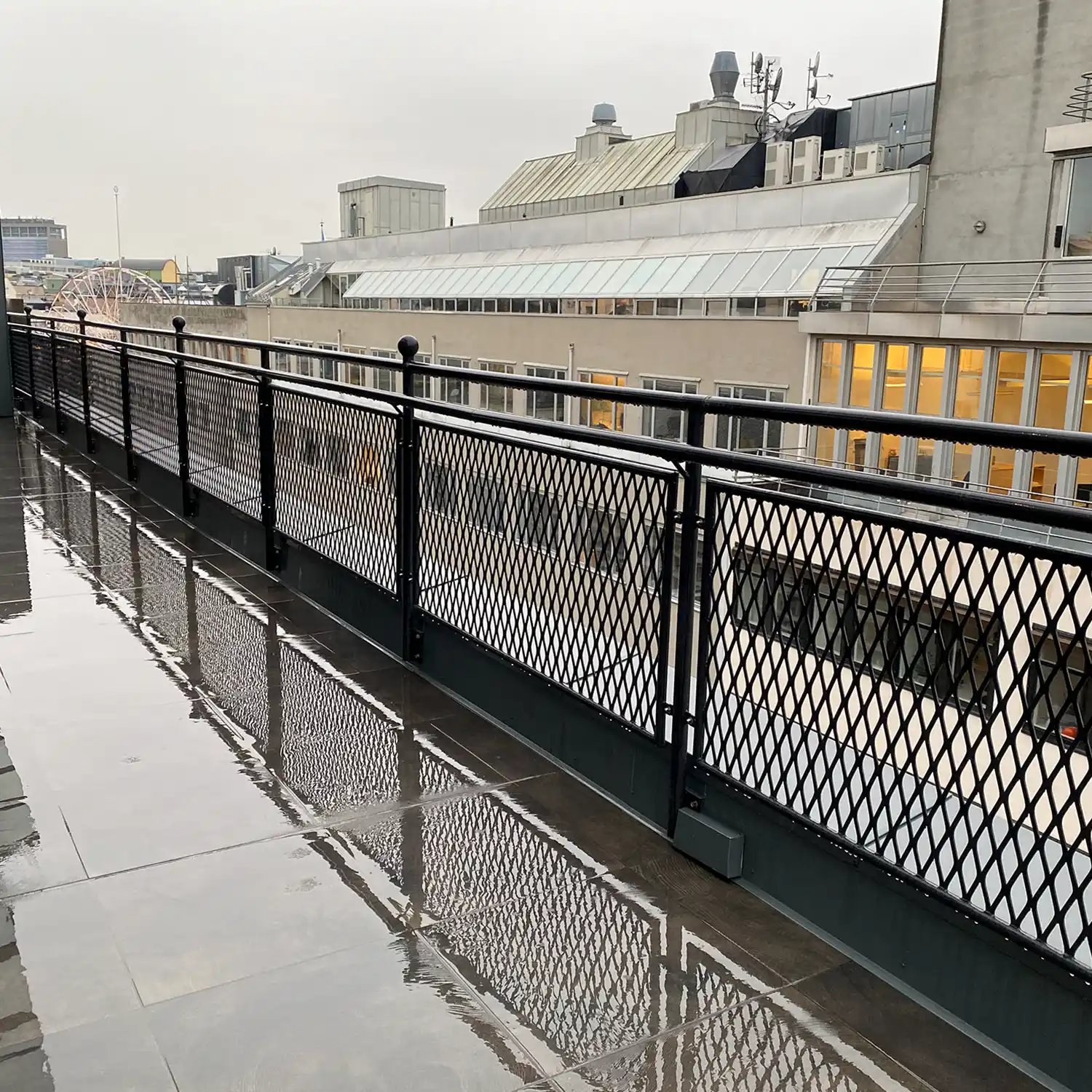 Lakkert flettverksgjerde med lys på Hotel Continental.