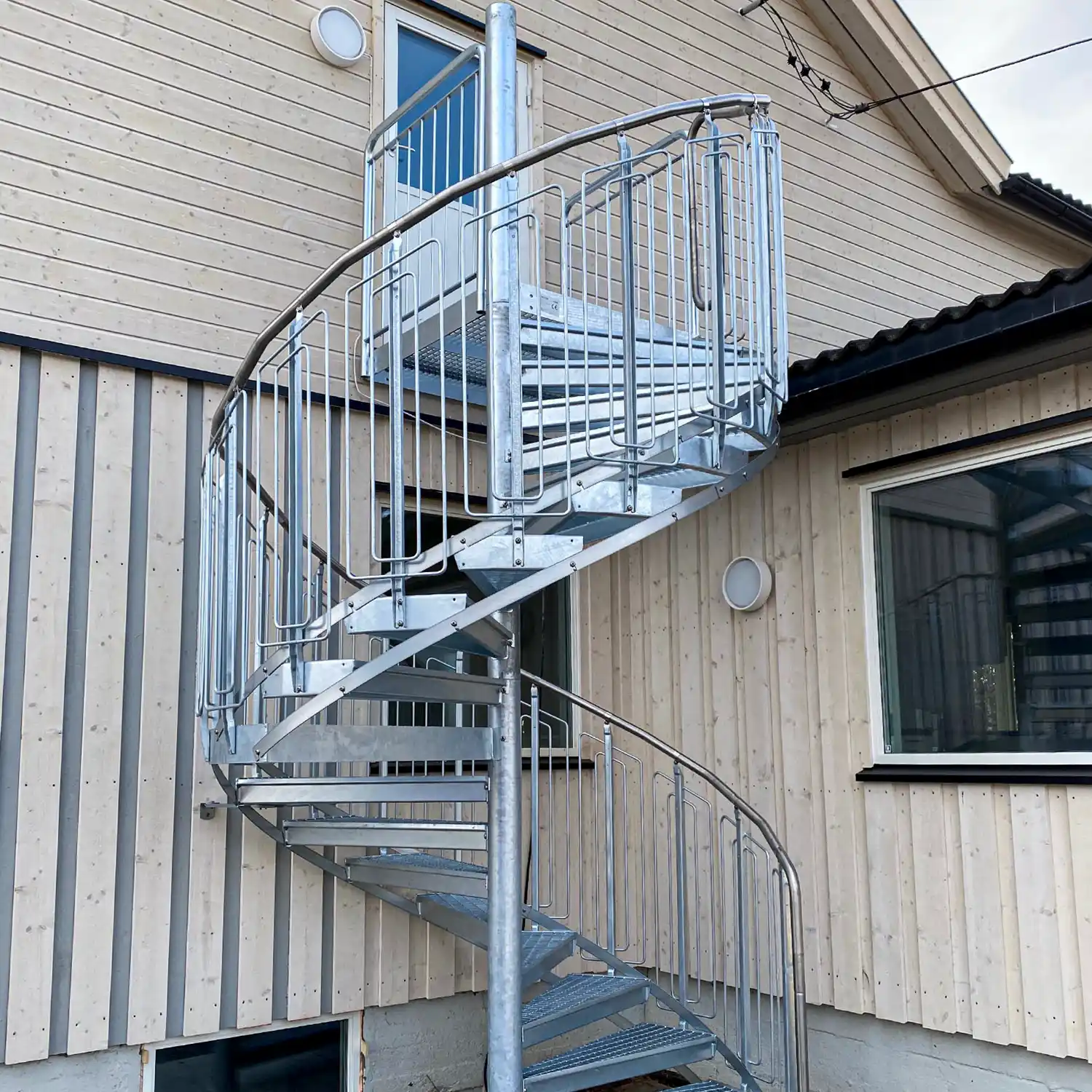 Spiraltrapp med rørbøyler.