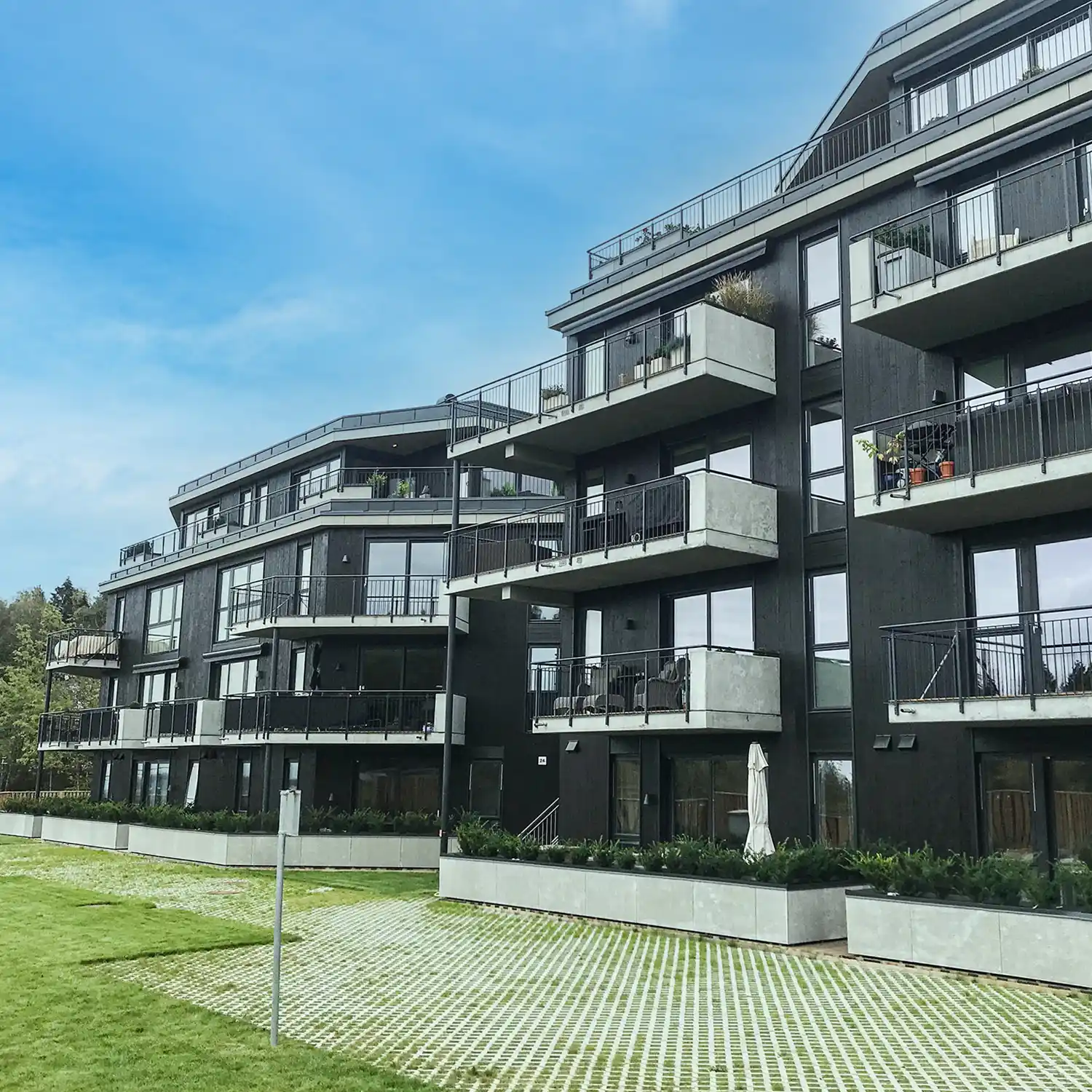 Lakkert spilerekkverk på leiligheter.