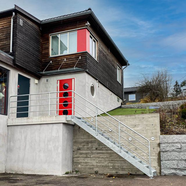 Utendørs trapperekkverk med horisontale spiler.