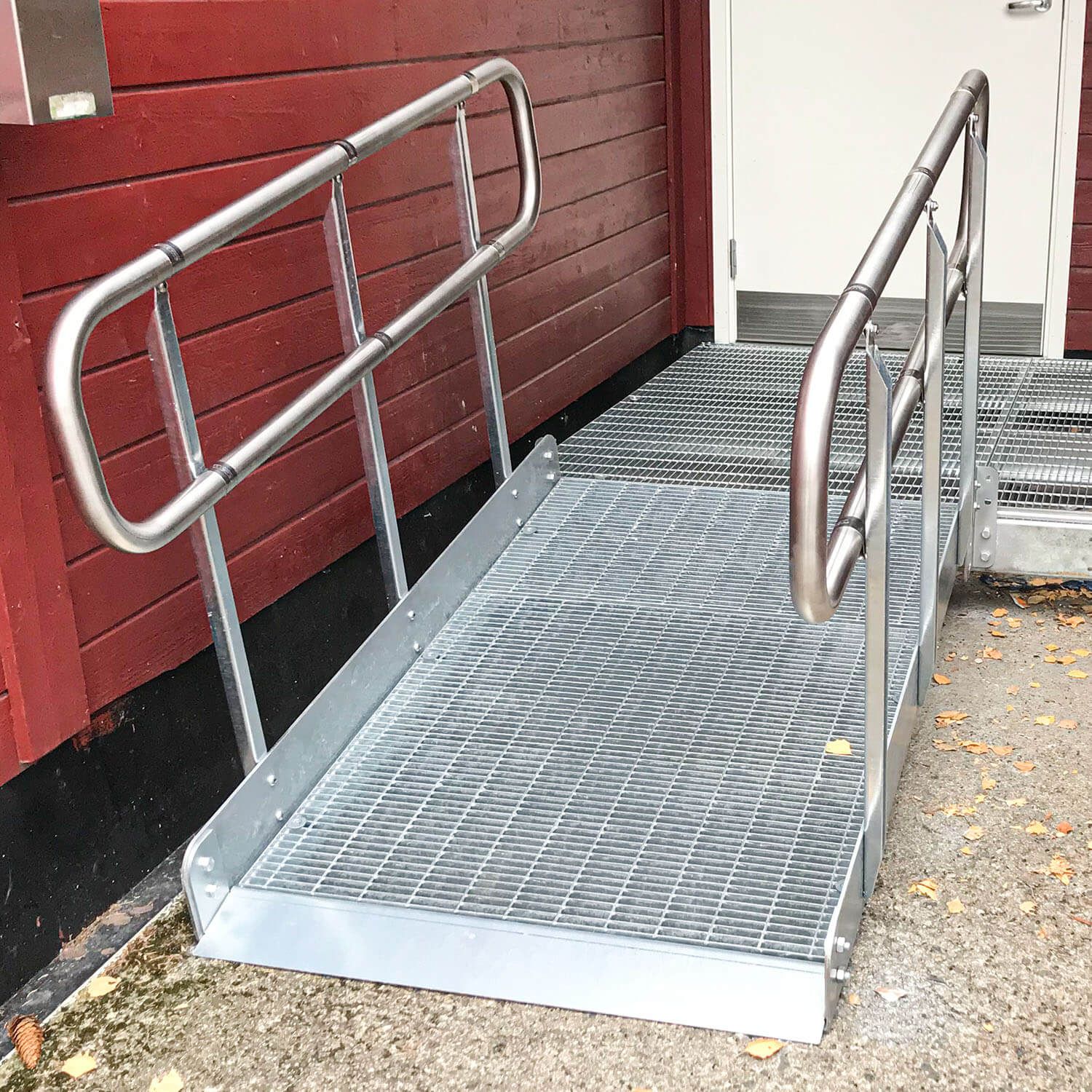 Liten rullestolrampe med stort repos.