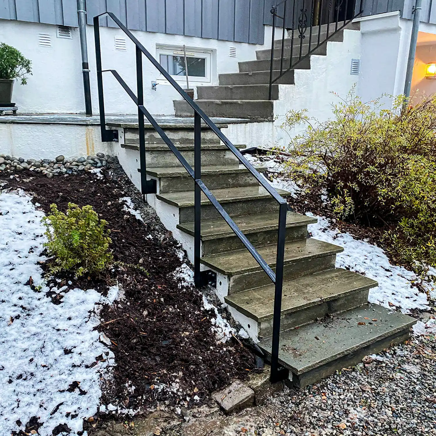 Svartlakkert trapperekkverk med knelist.