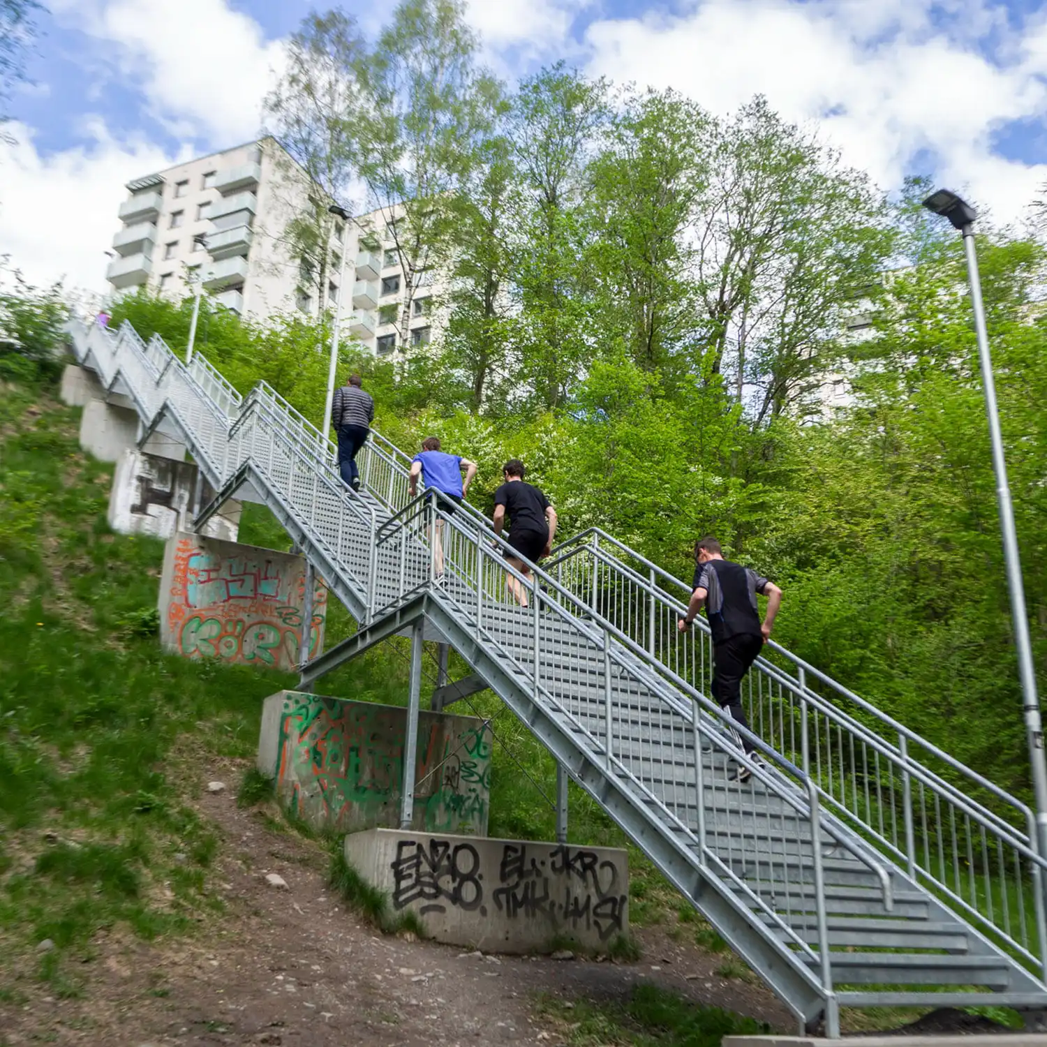 Skibakketrappa på Frysja i Oslo. Lang terrengtrapp. Sett nedenfra.