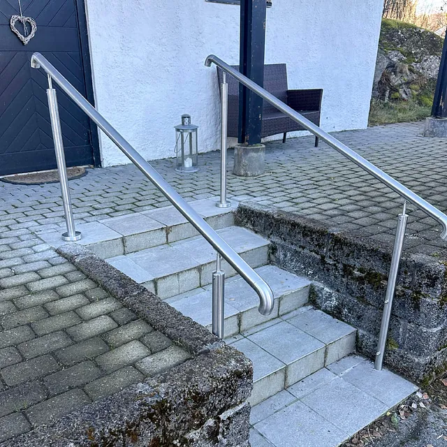 Enkel håndløper på stender. Sidemontert nederst og med fotlate øverst.
