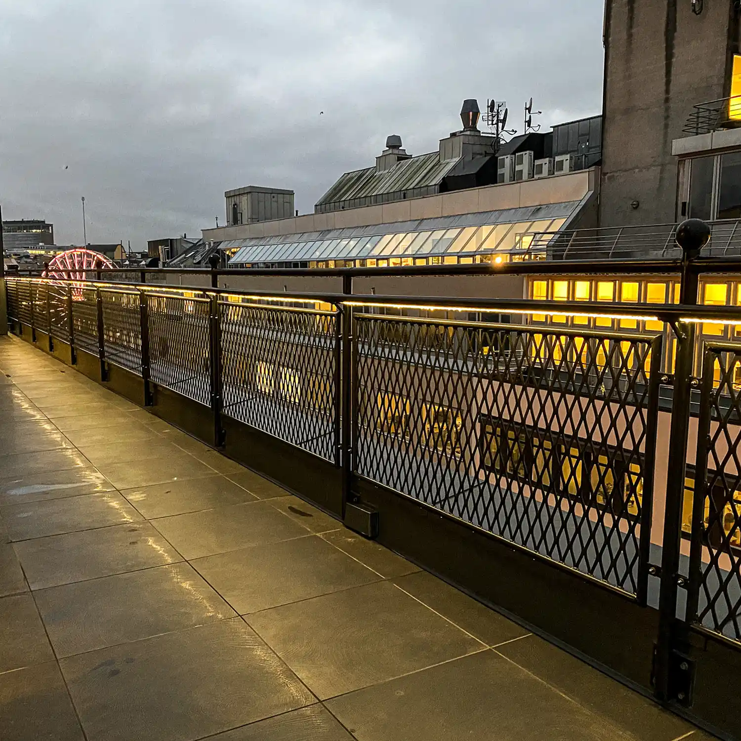 Lakkert flettverksgjerde med lys på Hotel Continental.