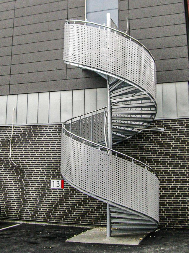 Utendørs spiraltrapp med perforerte plater.