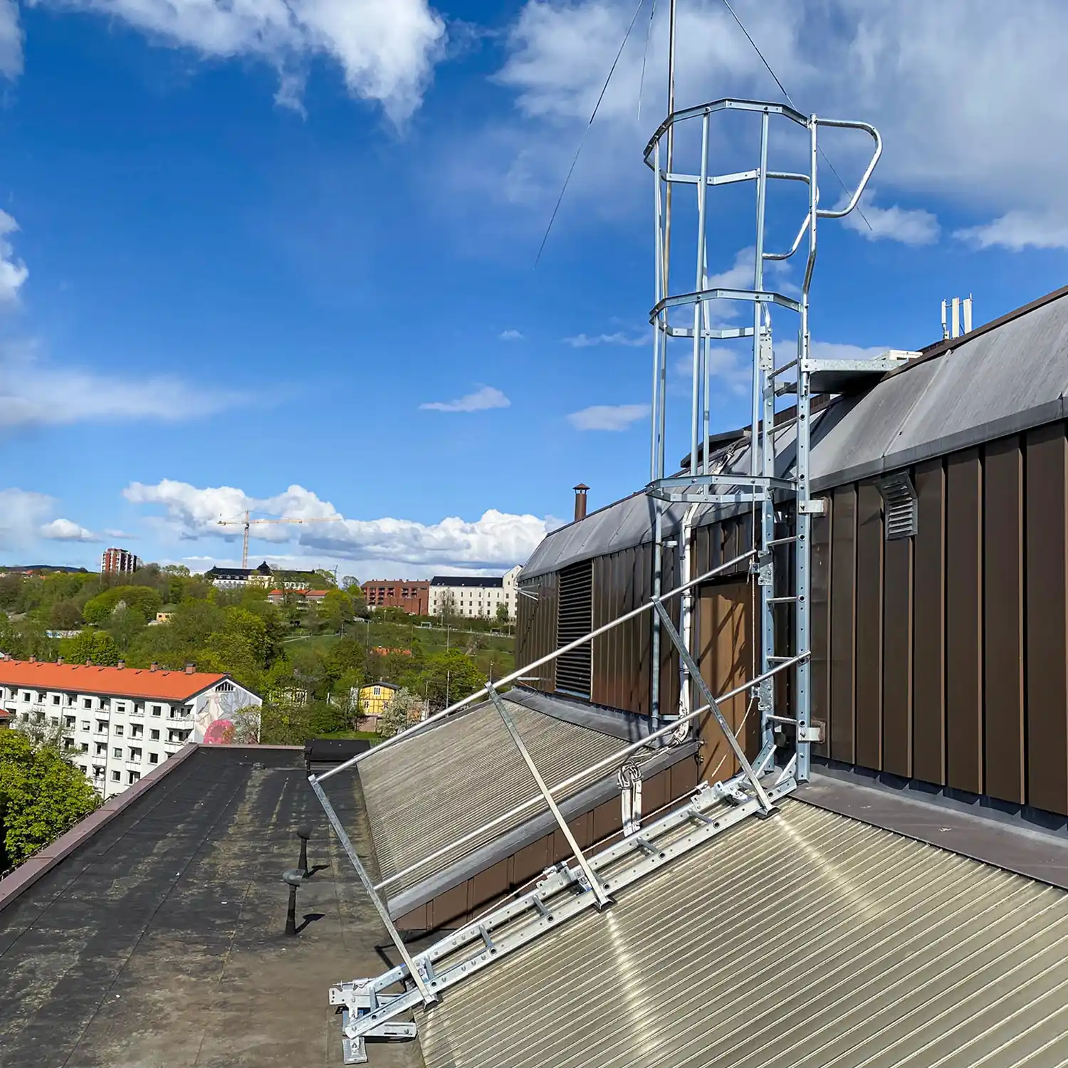 Galvanisert fasadestige med ryggbøyle.