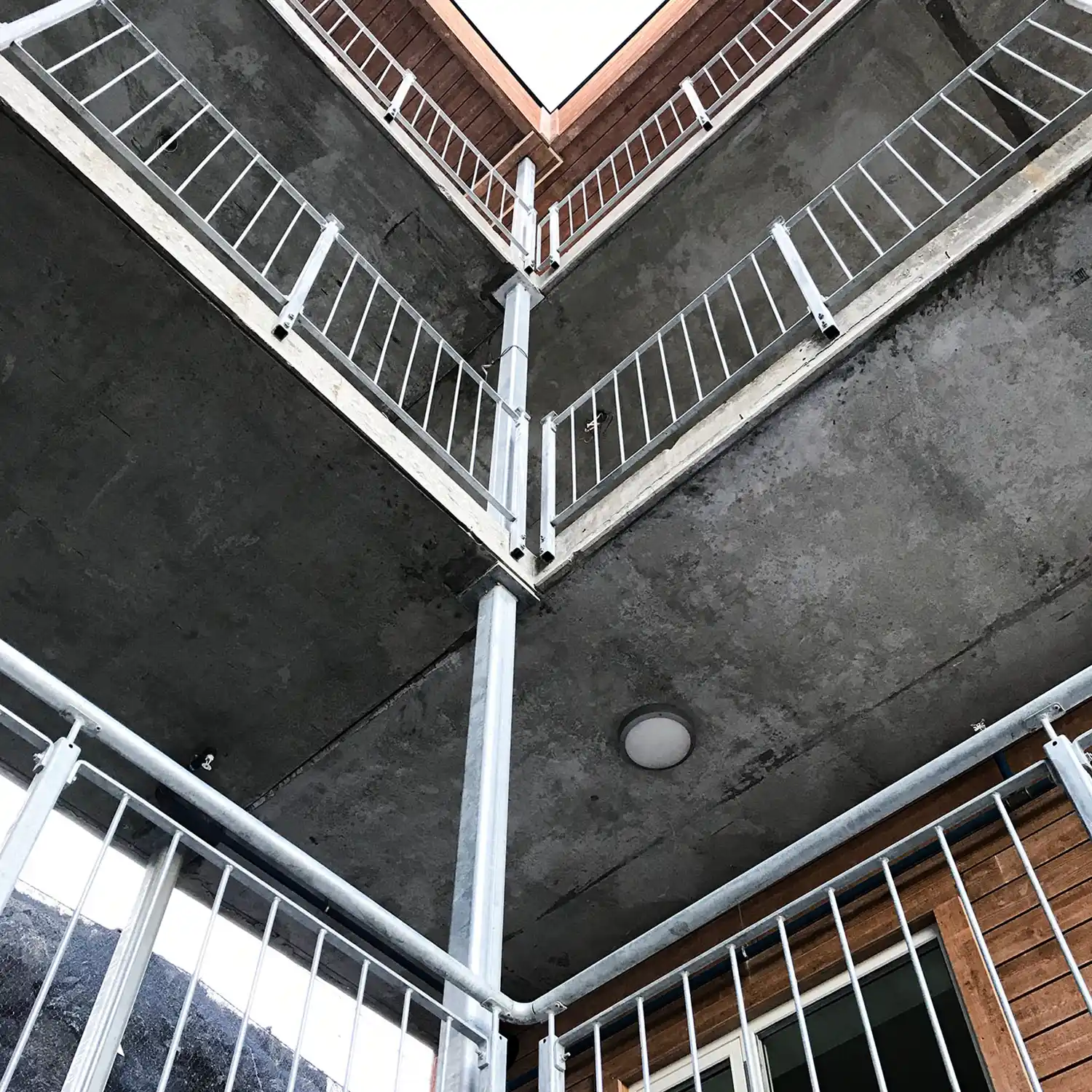 Galvanisert balkongrekkverk med vertikale spiler.