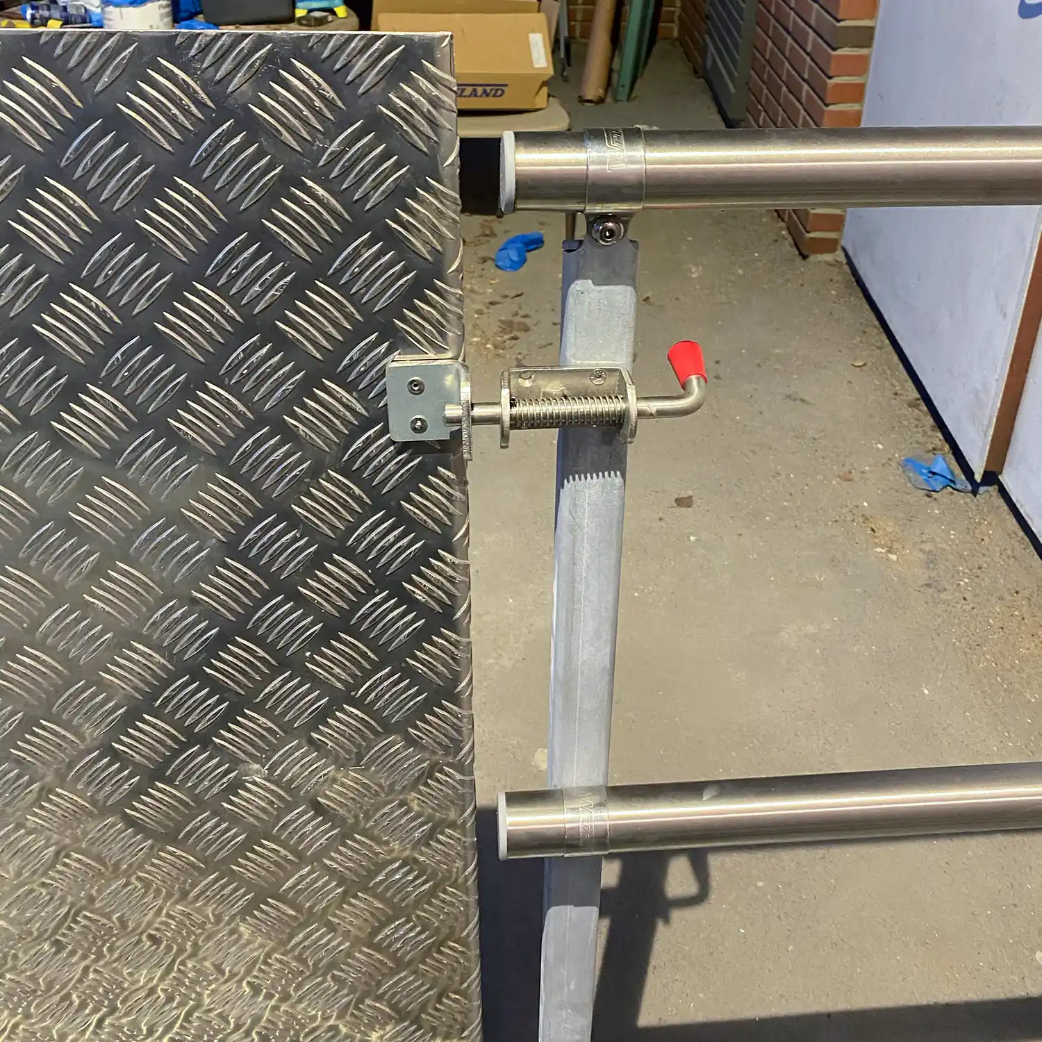 Bilde av en hengslet handicap-rampe, nærbilde av hengslet løsning.