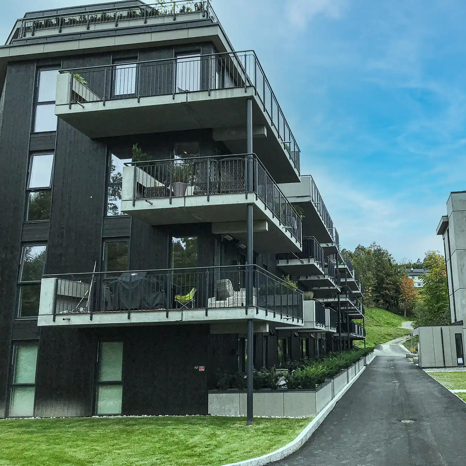 Lakkert spilerekkverk på leiligheter.