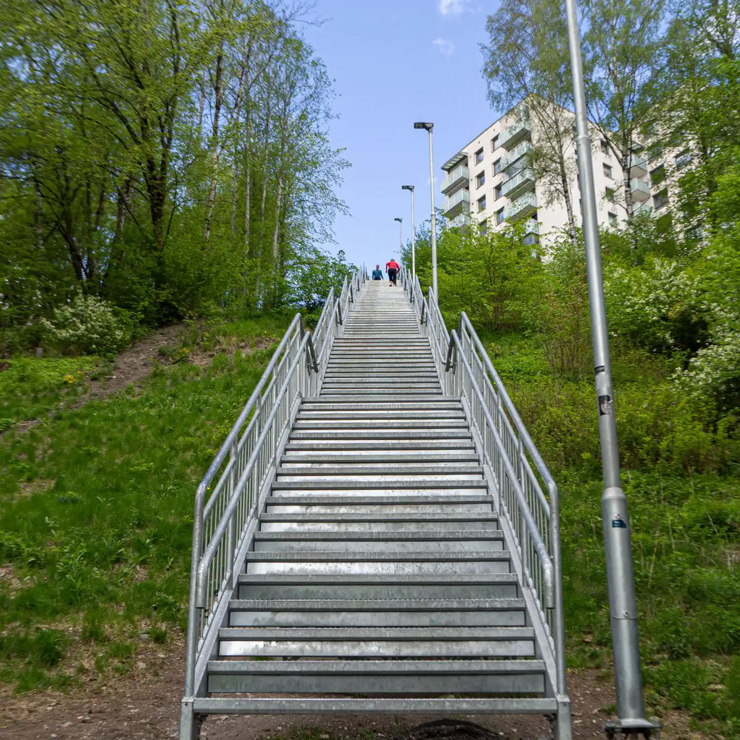 Skibakketrappa mellom Maridalsveien og Akerselva, sett nedenifra.