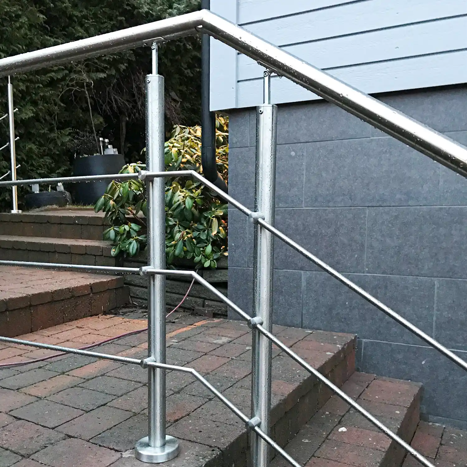 Rustfritt rekkverk i trapp med horisontale spiler.