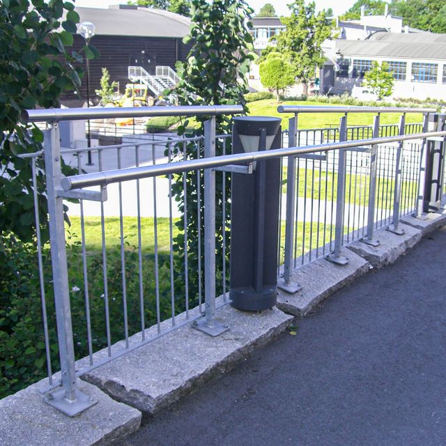 Uterekkverk med vertikale spiler.