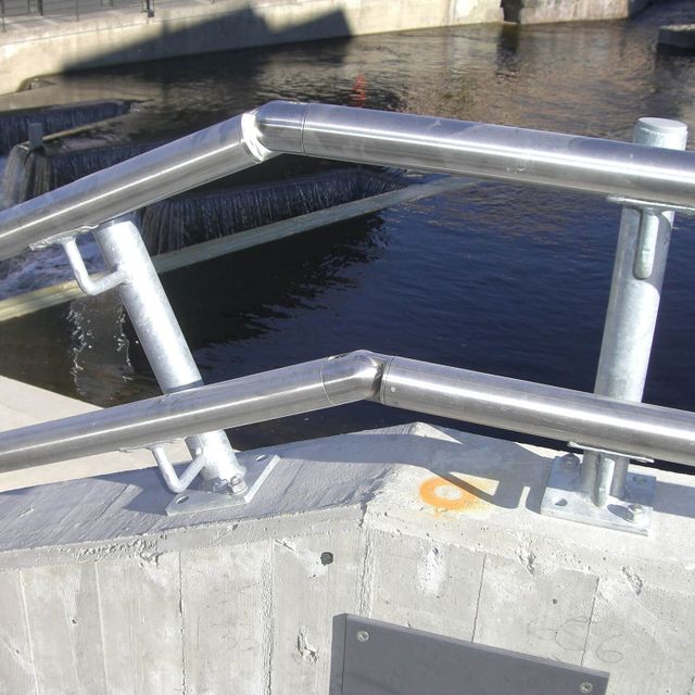 Lavt rekkverk med doble rør.