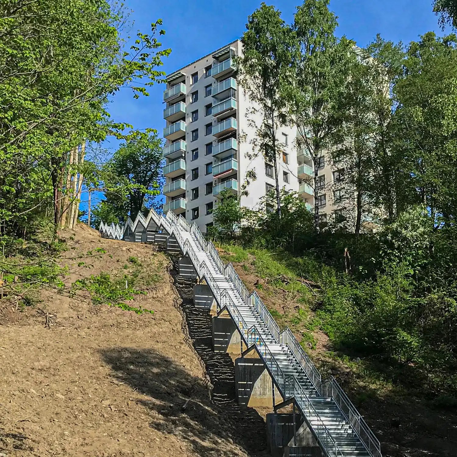 Terrengtrapp på Frysja i Oslo. Sett fra bunnen. Lang trapp.