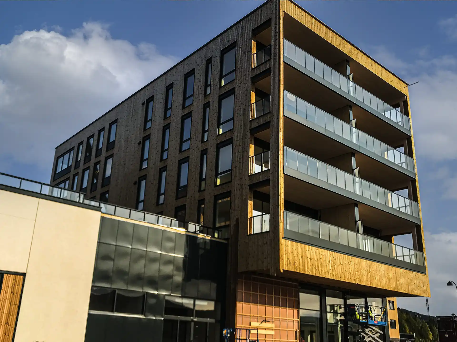 Bilde av bygg med svartlakkert aluminiums glassrekkverk på Sagparken, Harestua.