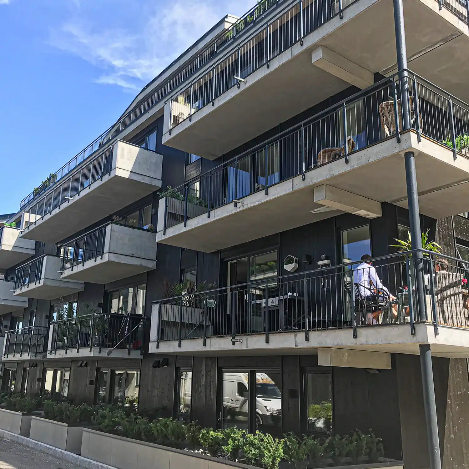 Lakkert spilerekkverk på leiligheter.