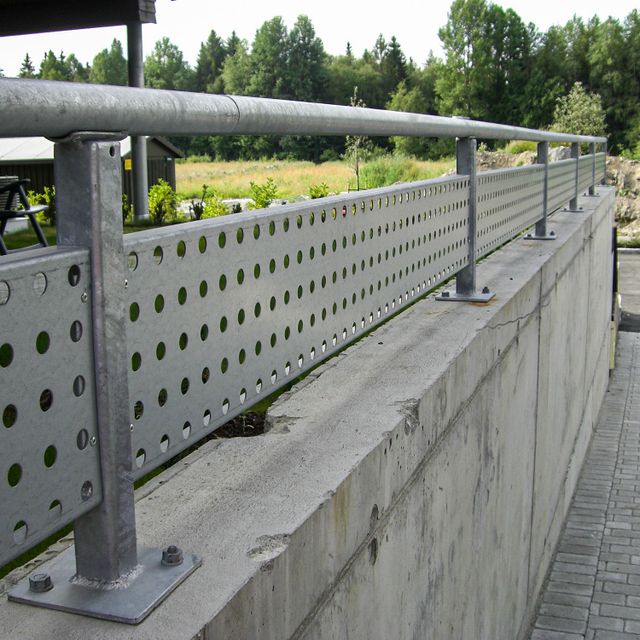 Galvanisert rekkverk med perforerte plater.