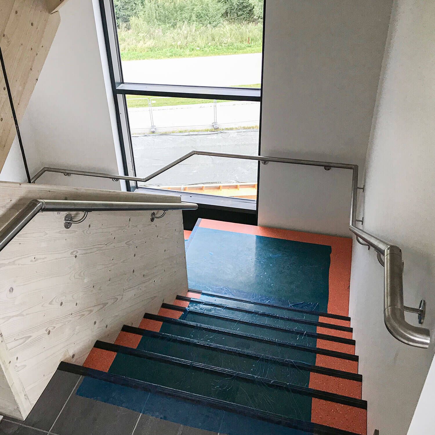 Enkel håndløper montert på treverk og på vegg.