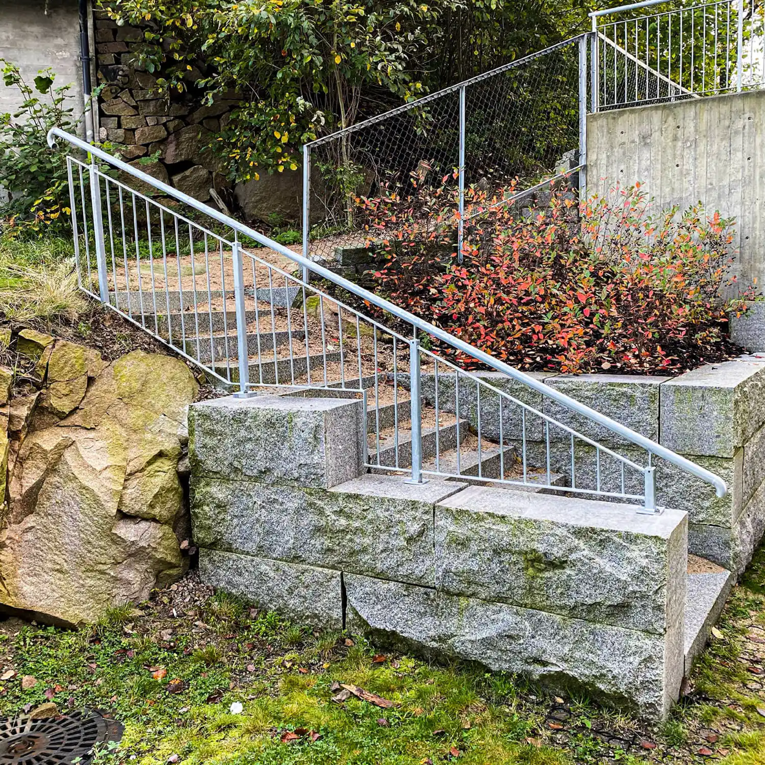 Spesialtilpasset trapperekkverk med vertikale spiler.