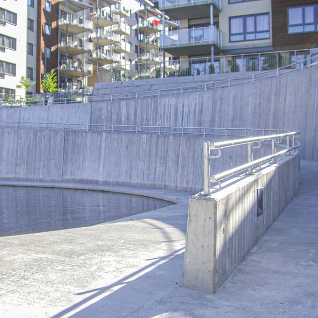 Lavt rekkverk med doble rør.