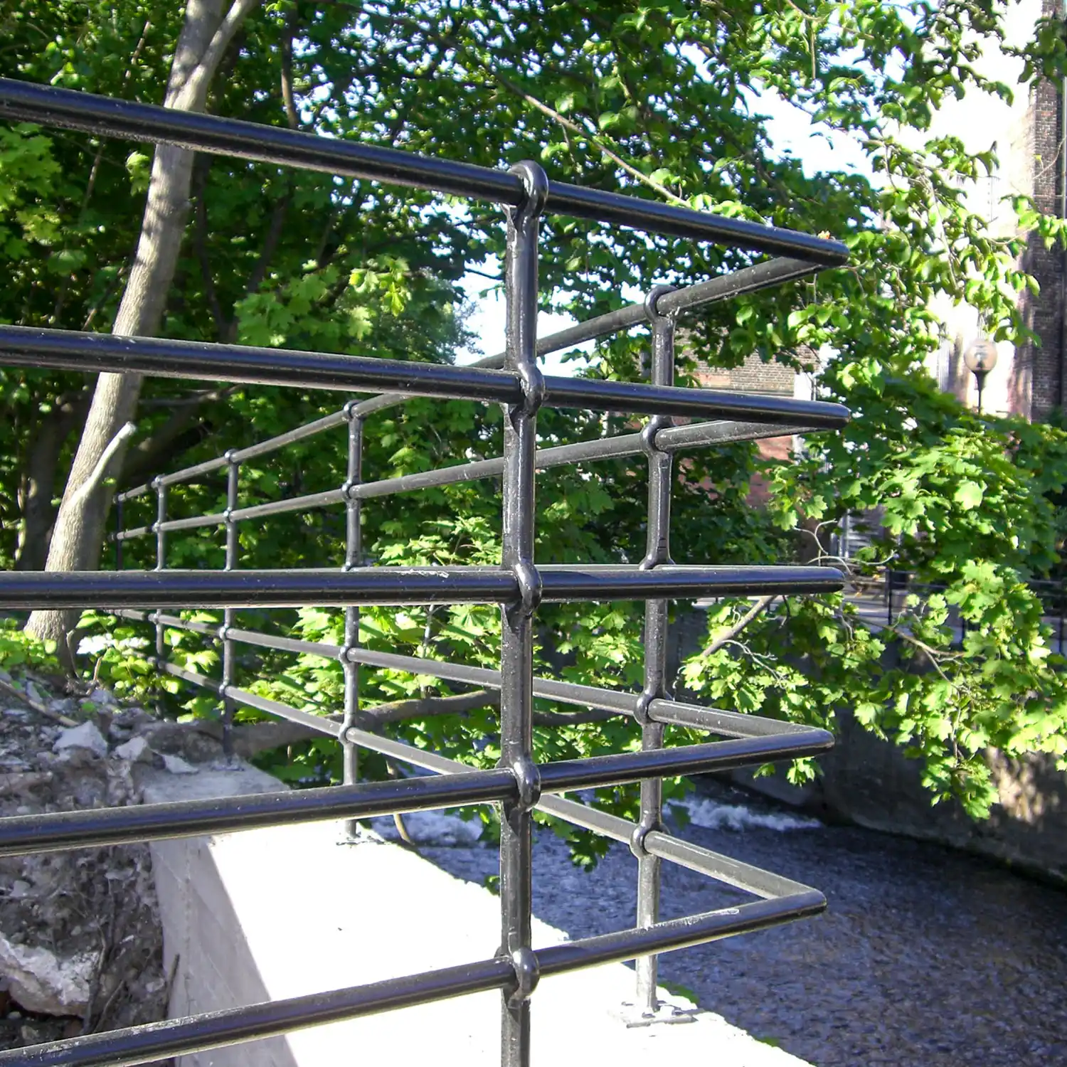 Rekkverk i stål, svartlakker, med horistontale spiler.