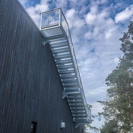 Rettløpstrapp montert på vegg.