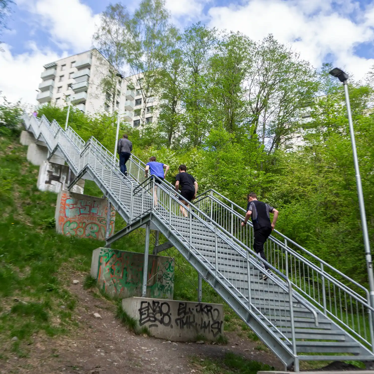 Skibakketrappa mellom Maridalsveien og Akerselva sett fra bunnen med joggere på vei opp.
