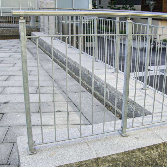 Rekkverk på mur med vertikale spiler.