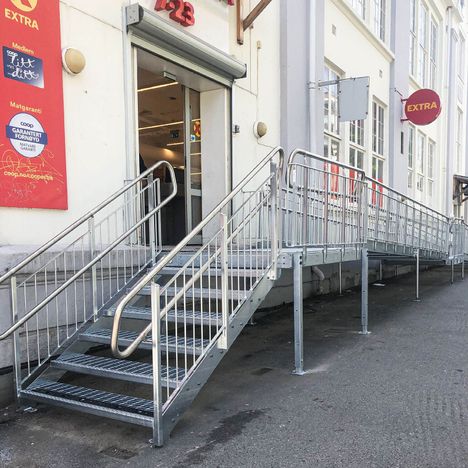 Bilde av HC-vennlig rampe med trapp og rullestolrampe utenfor matbutikken Coop Extra Grefsen.
