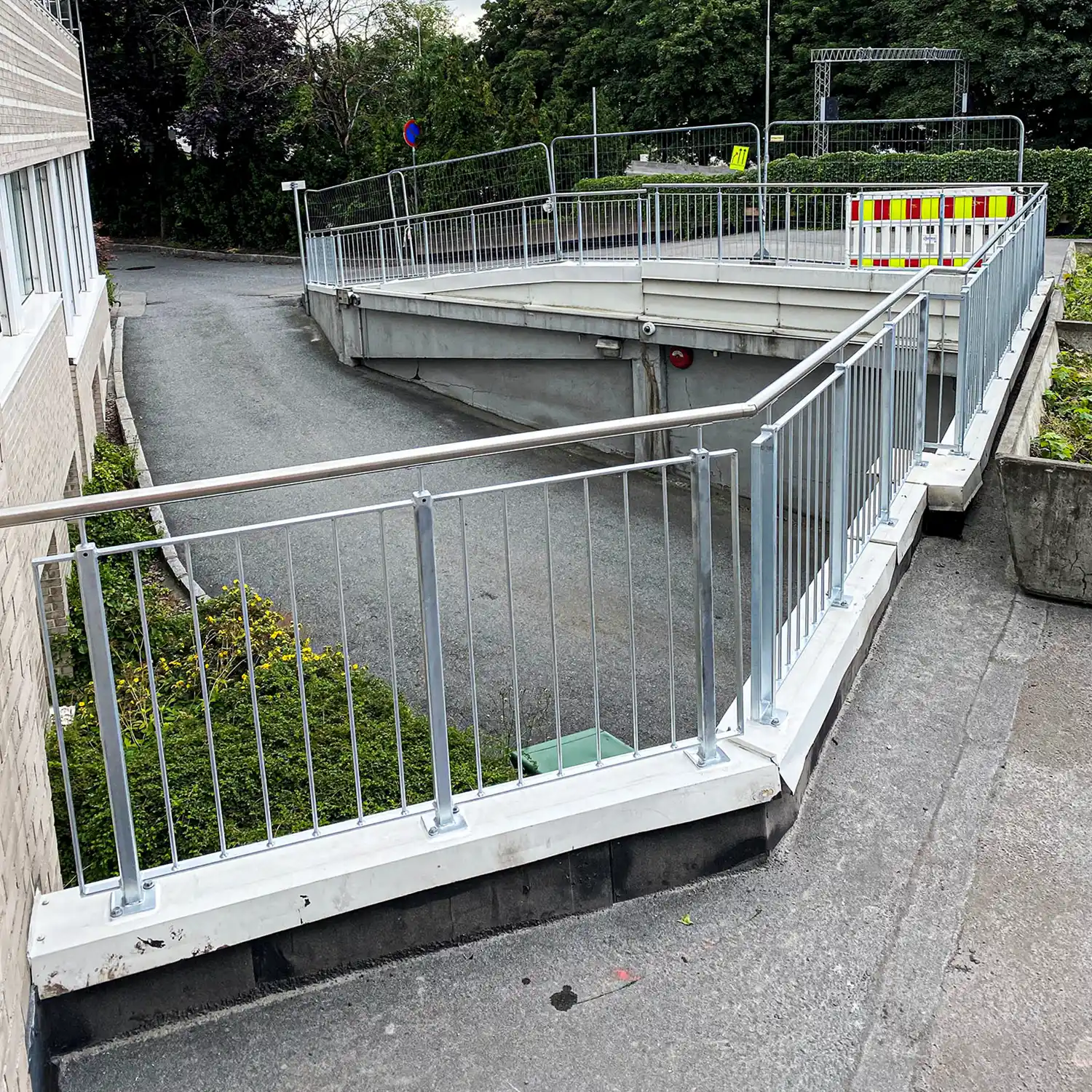 Galvanisert uterekkverk med vertikale spiler.