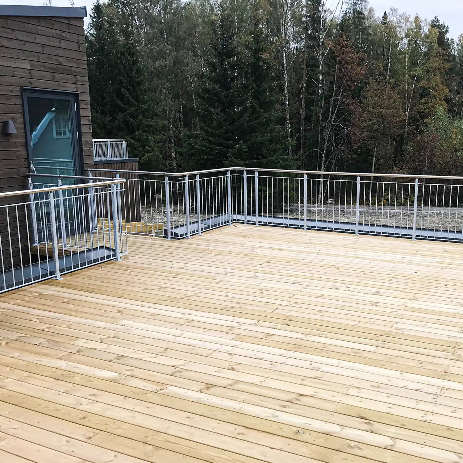 Galvanisert spilerekkverk på terasse.